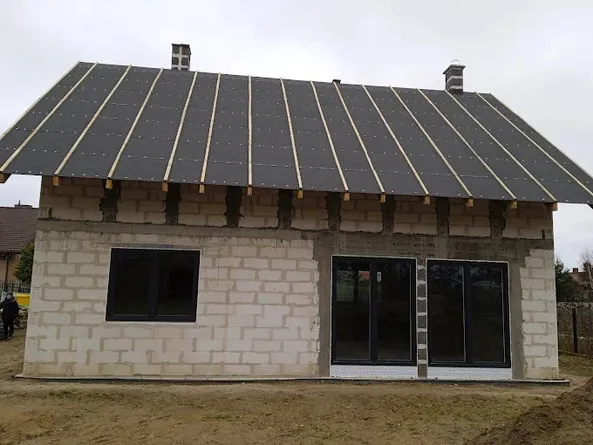 Dom w stanie surowym zamkniętym z zamontowanymi oknami i zabezpieczonym dachem