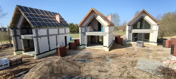 Trzy domy jednorodzinne w budowie na jednym osiedlu