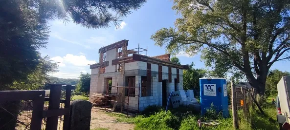 Murowanie ścian piętra z szalunkami pod wieńce i słupy żelbetowe