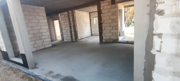 Wnętrze parteru po wykonaniu stropu żelbetowego i słupów