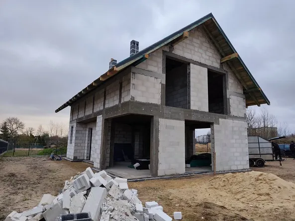 Dom piętrowy z wymurowanymi ścianami i żelbetowymi wieńcami w stanie surowym
