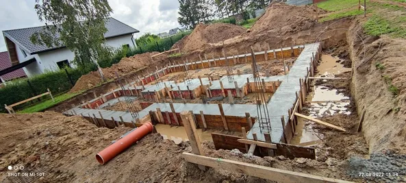 Szalunki i zbrojenie ław fundamentowych domu jednorodzinnego przed betonowaniem