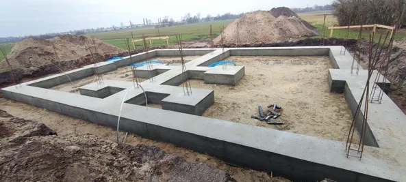 Ławy fundamentowe po rozszalowaniu z wypuszczonymi prętami zbrojeniowymi