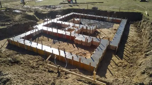 Szalunki ław fundamentowych w wykopie przed betonowaniem