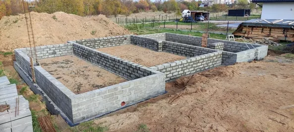 Ściany fundamentowe wymurowane z bloczków betonowych