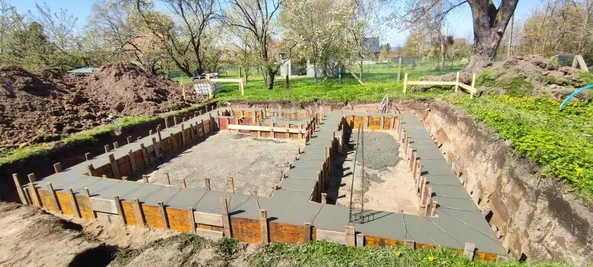 Szalunki ław fundamentowych w wykopie, widok z góry