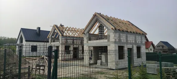 Więźby dachowe dwóch sąsiednich domów jednorodzinnych
