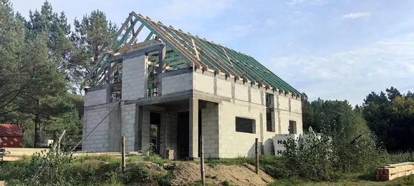 Więźba dachowa z impregnowanego drewna na domu piętrowym