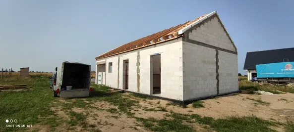 Więźba dachowa na budynku parterowym z bloczków w trakcie montażu